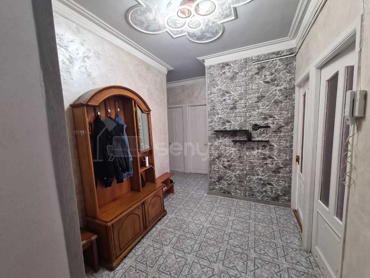 4 Սենյականոց Բնակարան Քարե Շենքում, 98քմ, 2/5 հարկ, Նորմալ Վիճակում