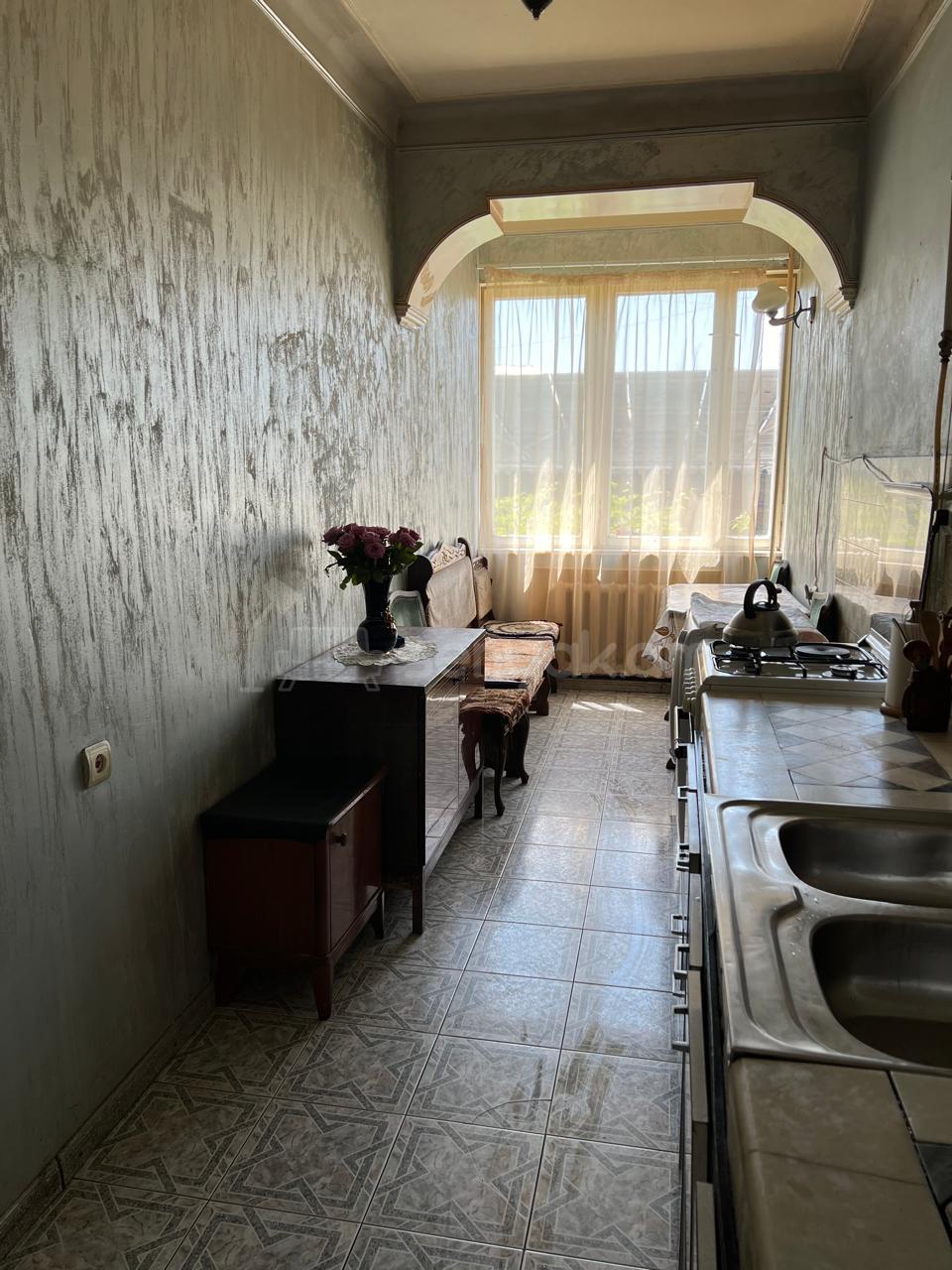 4 Սենյականոց Բնակարան Քարե Շենքում, 98քմ, 2/5 հարկ, Նորմալ Վիճակում