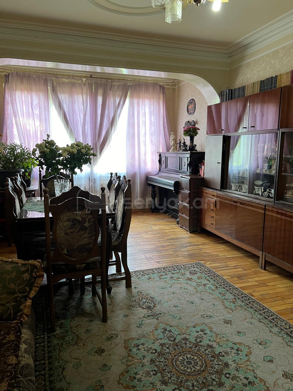 4 Սենյականոց Բնակարան Քարե Շենքում, 98քմ, 2/5 հարկ, Նորմալ Վիճակում
