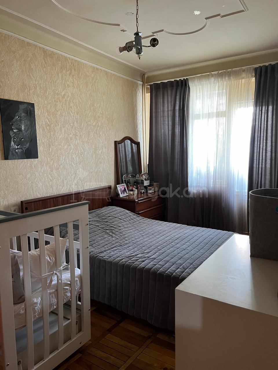 4 Սենյականոց Բնակարան Քարե Շենքում, 98քմ, 2/5 հարկ, Նորմալ Վիճակում