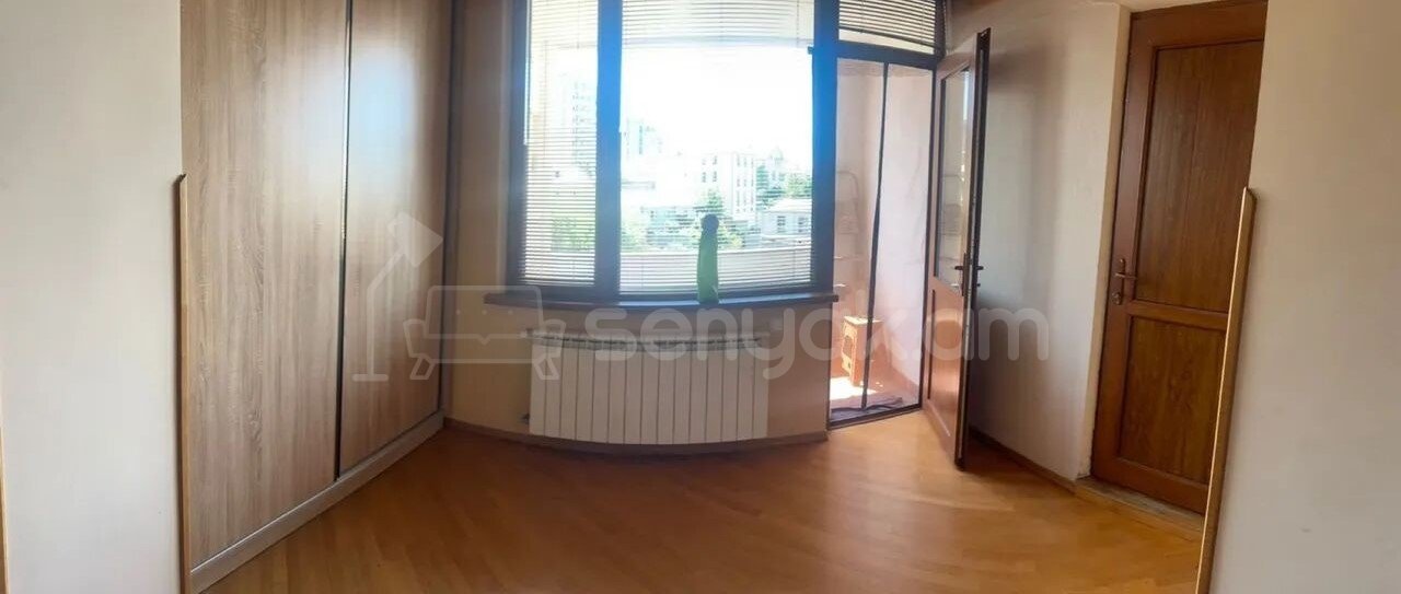 2 Սենյականոց Բնակարան Քարե Շենքում, 74քմ, 5/5 հարկ, Նորմալ Վիճակում