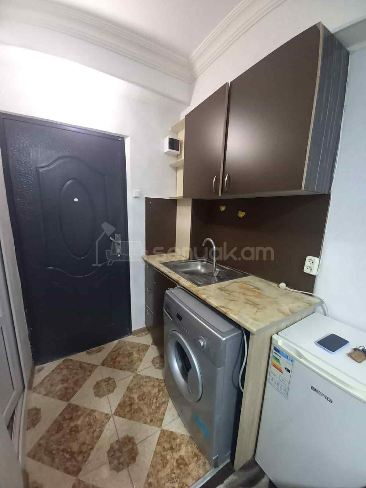 1 Սենյականոց Բնակարան Քարե Շենքում, 20քմ, 3/8 հարկ, Նորմալ Վիճակում, Կահավորված, Արևկող