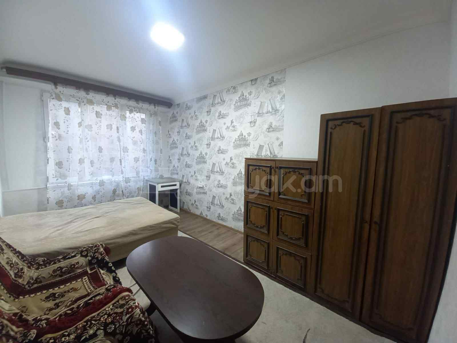 1 Սենյականոց Բնակարան Քարե Շենքում, 20քմ, 3/8 հարկ, Նորմալ Վիճակում, Կահավորված, Արևկող