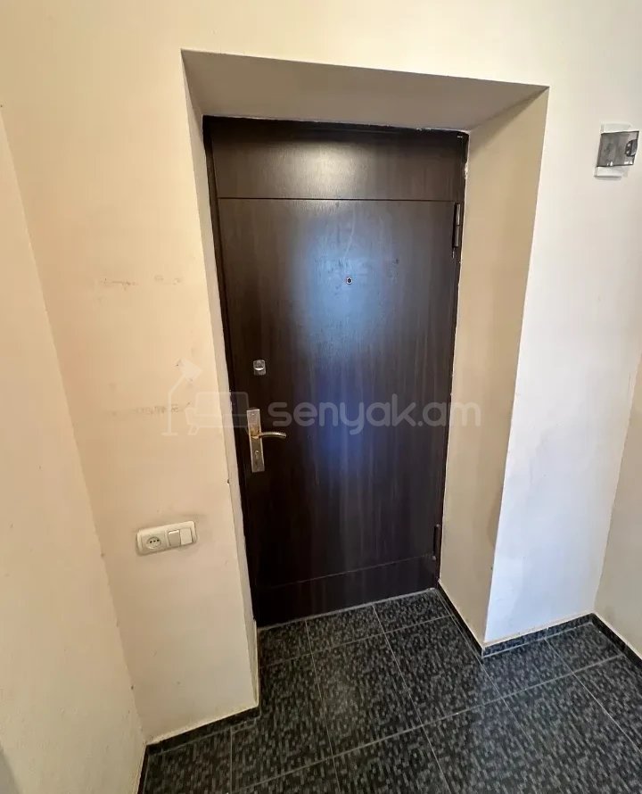 1 Սենյականոց Բնակարան Քարե Շենքում, 40քմ, 2/5 հարկ, Նորմալ Վիճակում, Կահավորված