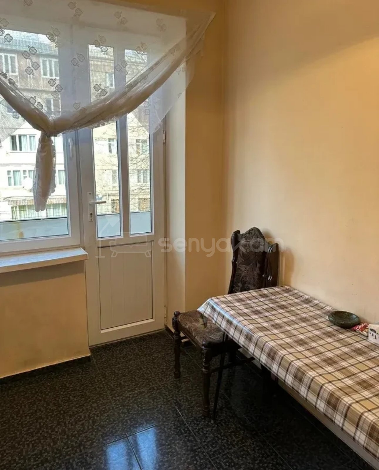 1 Սենյականոց Բնակարան Քարե Շենքում, 40քմ, 2/5 հարկ, Նորմալ Վիճակում, Կահավորված