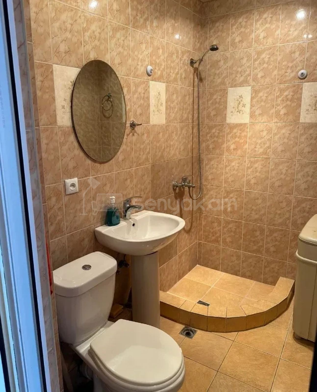 1 Սենյականոց Բնակարան Քարե Շենքում, 40քմ, 2/5 հարկ, Նորմալ Վիճակում, Կահավորված