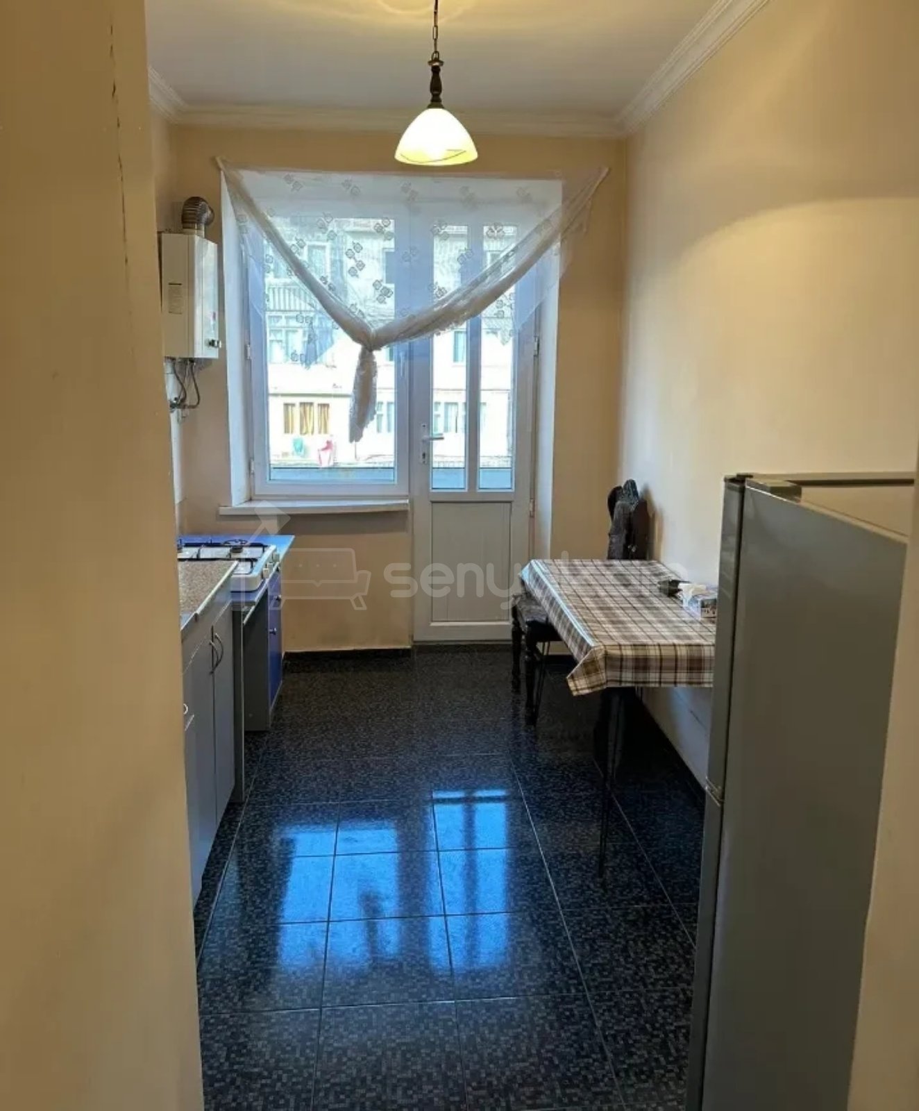 1 Սենյականոց Բնակարան Քարե Շենքում, 40քմ, 2/5 հարկ, Նորմալ Վիճակում, Կահավորված