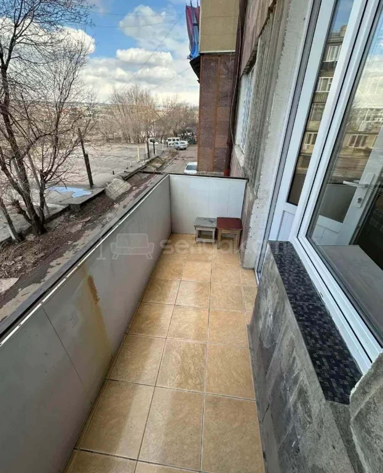 1 Սենյականոց Բնակարան Քարե Շենքում, 40քմ, 2/5 հարկ, Նորմալ Վիճակում, Կահավորված