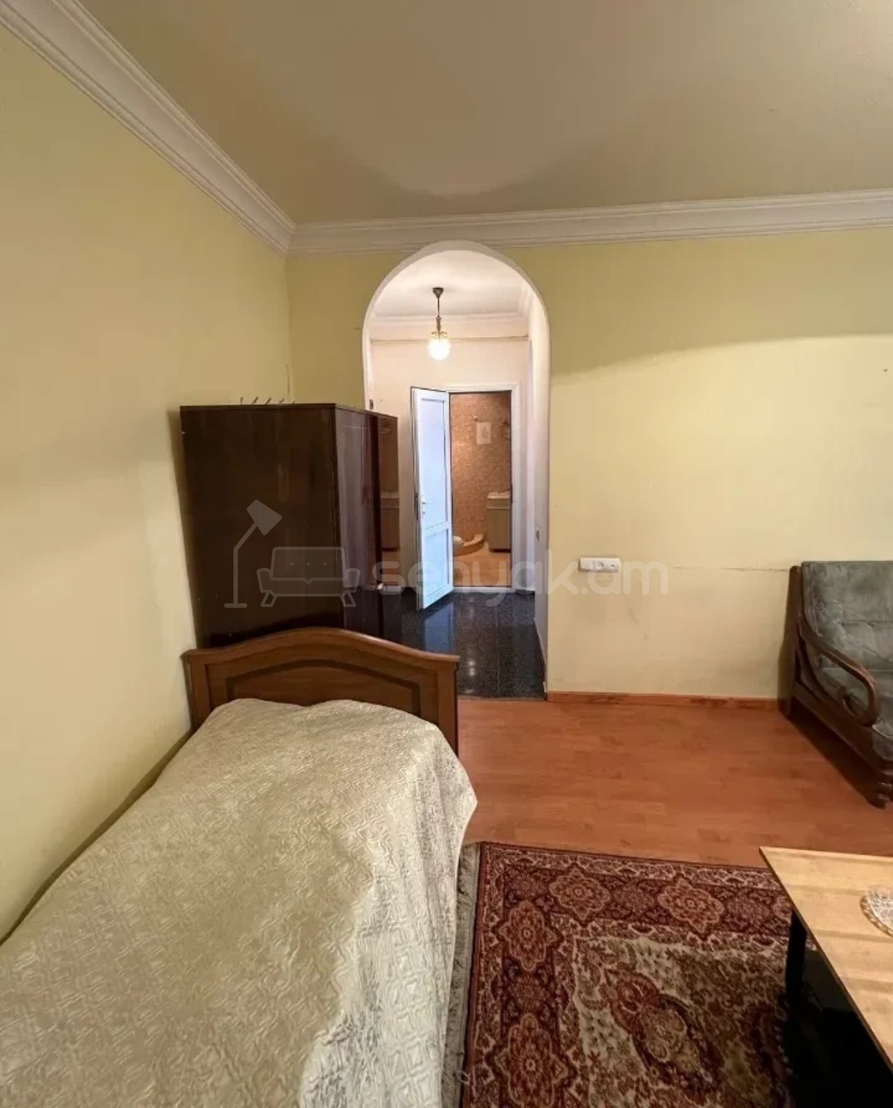 1 Սենյականոց Բնակարան Քարե Շենքում, 40քմ, 2/5 հարկ, Նորմալ Վիճակում, Կահավորված