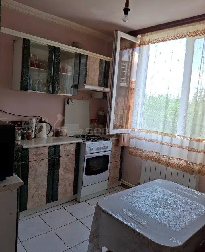 3 Սենյականոց Բնակարան Քարե Շենքում, 74քմ, 4/4 հարկ, Կապիտալ Վերանորոգված
