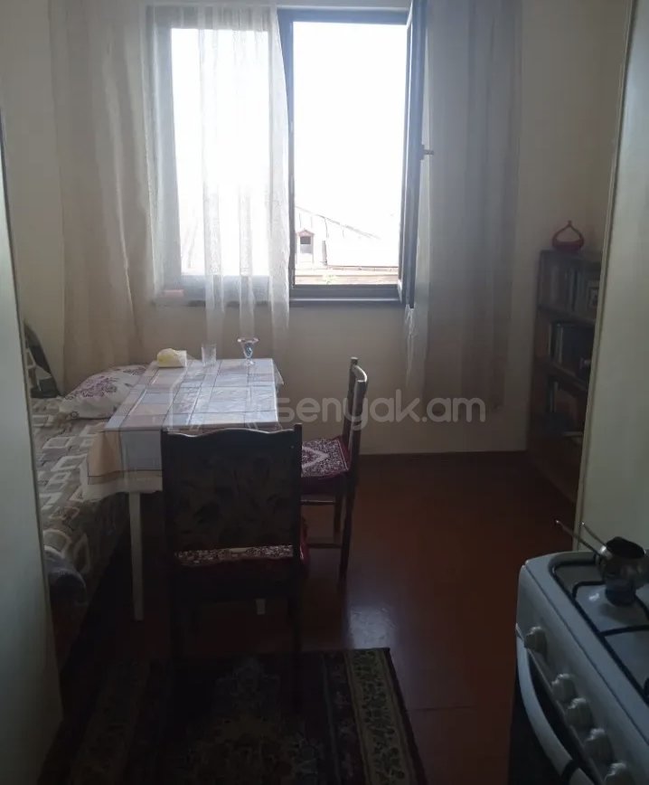 1 Սենյականոց Բնակարան Քարե Շենքում, 45քմ, 3/4 հարկ, Նորմալ Վիճակում, Կահավորված