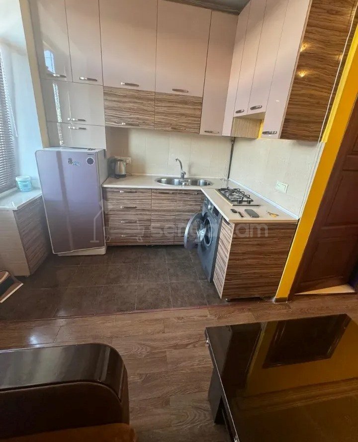 2 Սենյականոց Բնակարան Քարե Շենքում, 40քմ, 4/4 հարկ, Նորմալ Վիճակում