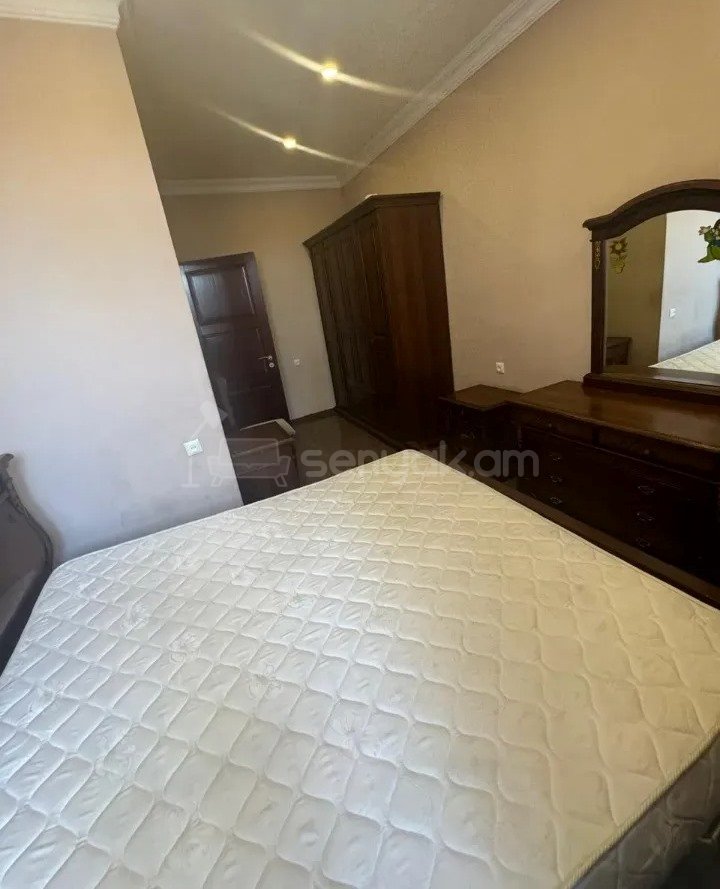 2 Սենյականոց Բնակարան Քարե Շենքում, 40քմ, 4/4 հարկ, Նորմալ Վիճակում