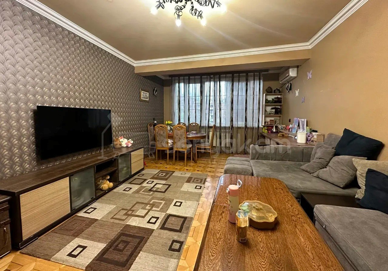 3 Սենյականոց Բնակարան Քարե Շենքում, 70քմ, 2/5 հարկ, Կապիտալ Վերանորոգված