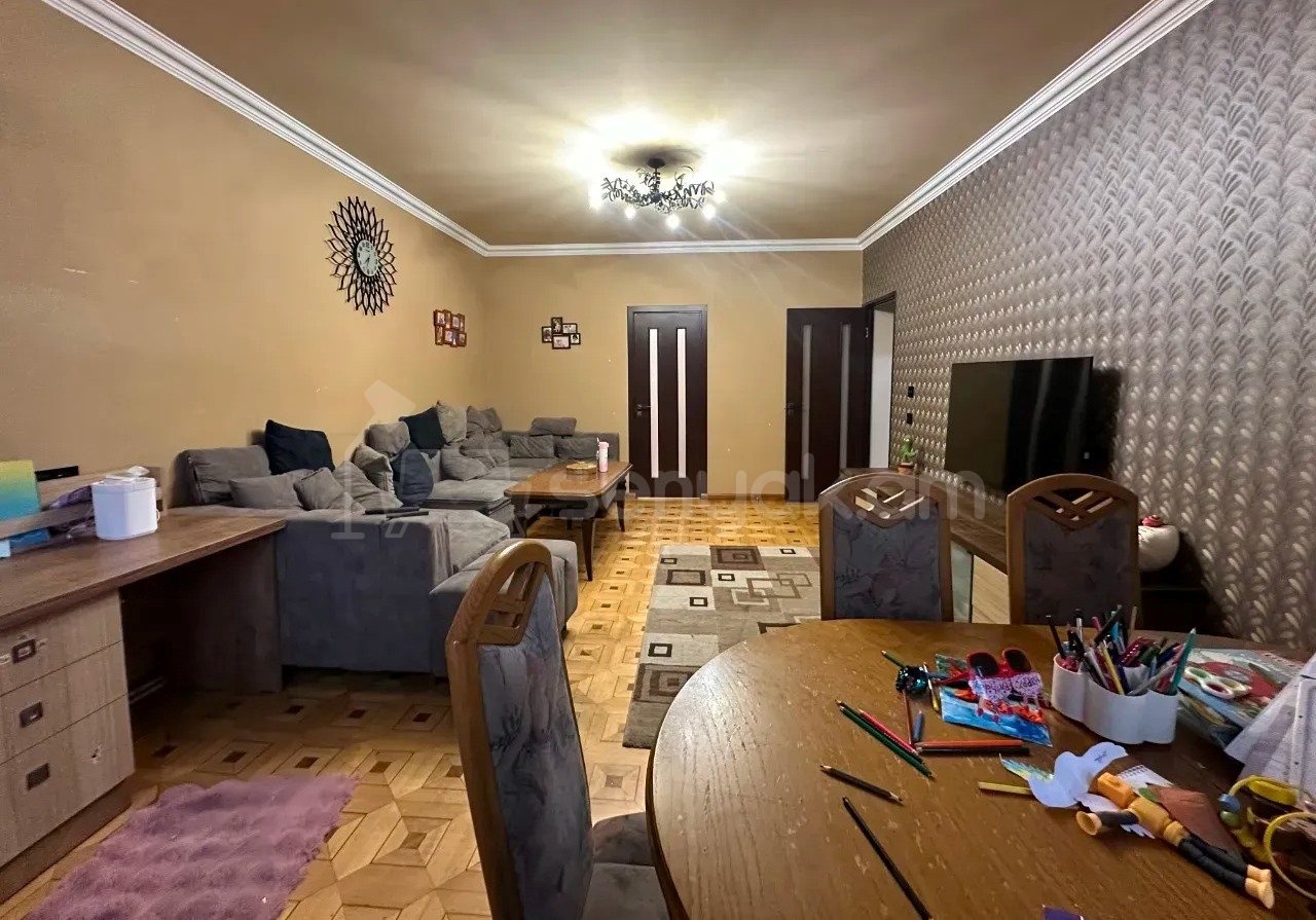 3 Սենյականոց Բնակարան Քարե Շենքում, 70քմ, 2/5 հարկ, Կապիտալ Վերանորոգված