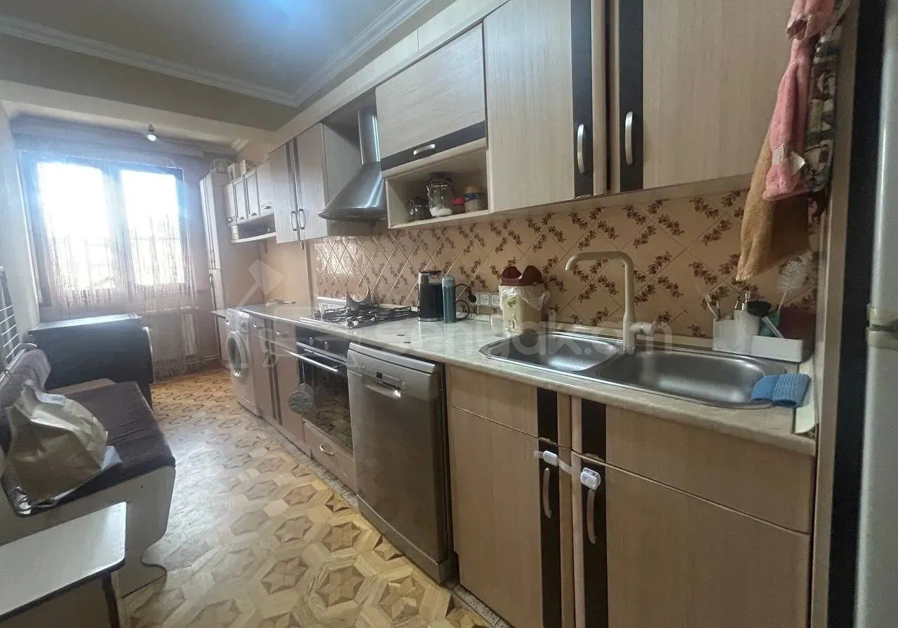 3 Սենյականոց Բնակարան Քարե Շենքում, 74քմ, 4/5 հարկ, Նորմալ Վիճակում