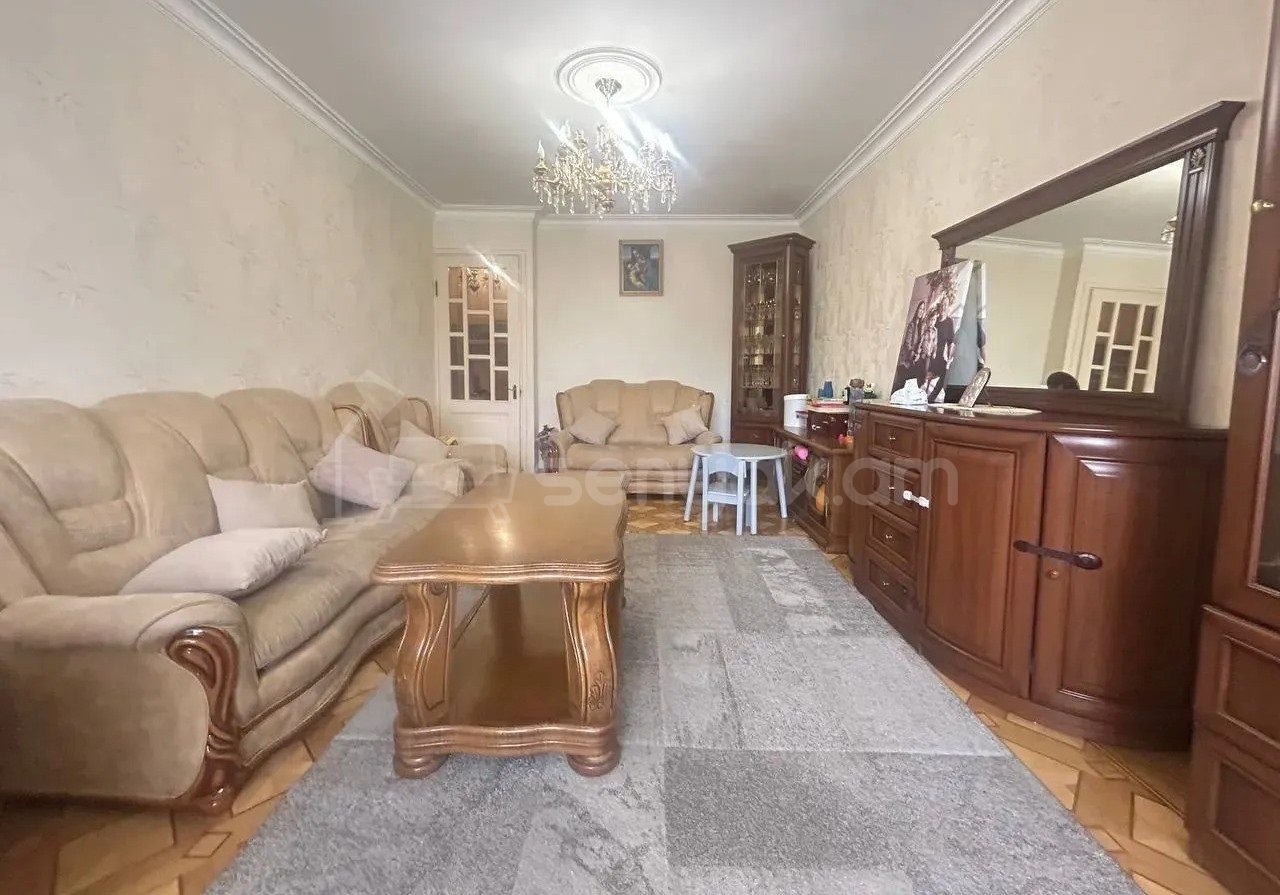 3 Սենյականոց Բնակարան Քարե Շենքում, 74քմ, 4/5 հարկ, Նորմալ Վիճակում