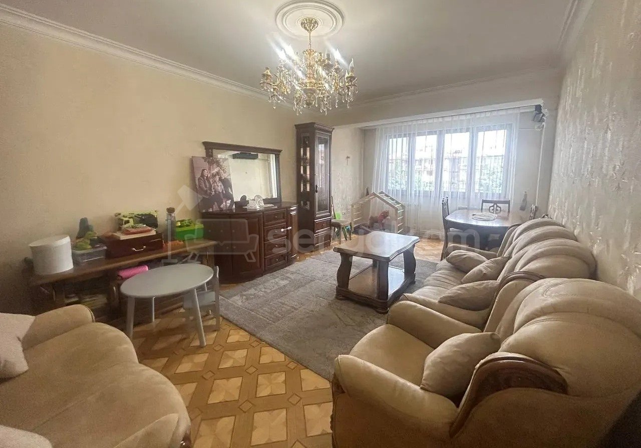 3 Սենյականոց Բնակարան Քարե Շենքում, 74քմ, 4/5 հարկ, Նորմալ Վիճակում