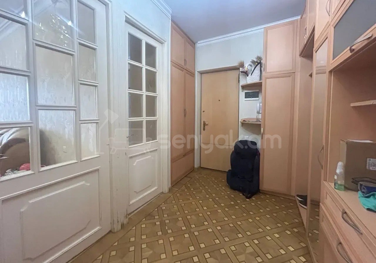 3 Սենյականոց Բնակարան Քարե Շենքում, 74քմ, 4/5 հարկ, Նորմալ Վիճակում