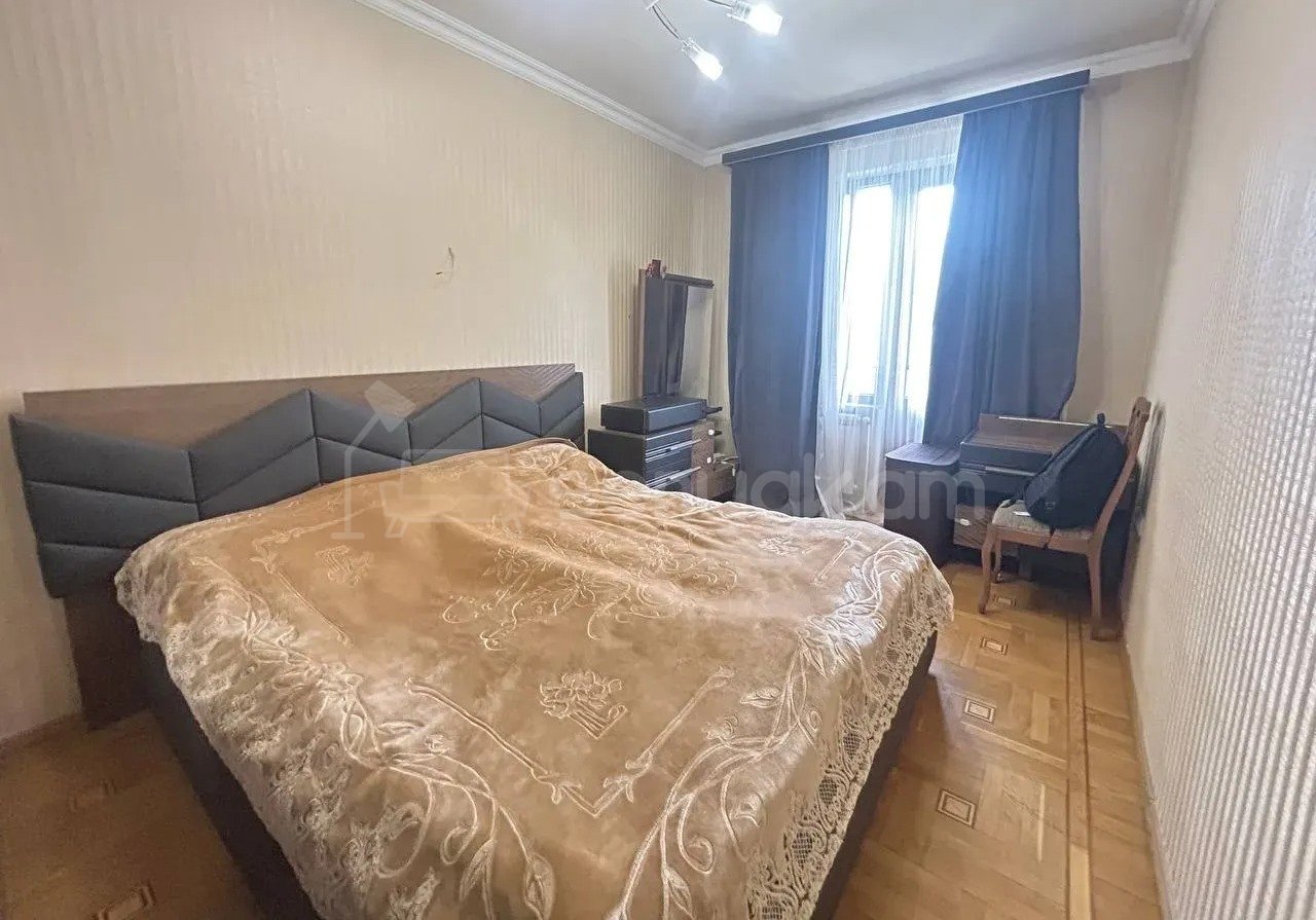 3 Սենյականոց Բնակարան Քարե Շենքում, 74քմ, 4/5 հարկ, Նորմալ Վիճակում