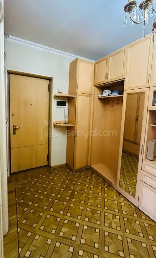 3 Սենյականոց Բնակարան Քարե Շենքում, 74քմ, 4/5 հարկ, Նորմալ Վիճակում