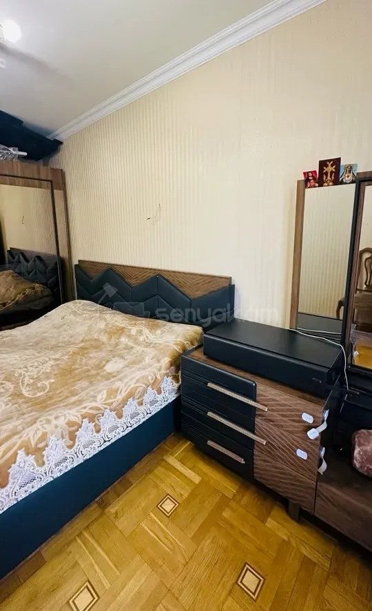 3 Սենյականոց Բնակարան Քարե Շենքում, 74քմ, 4/5 հարկ, Նորմալ Վիճակում