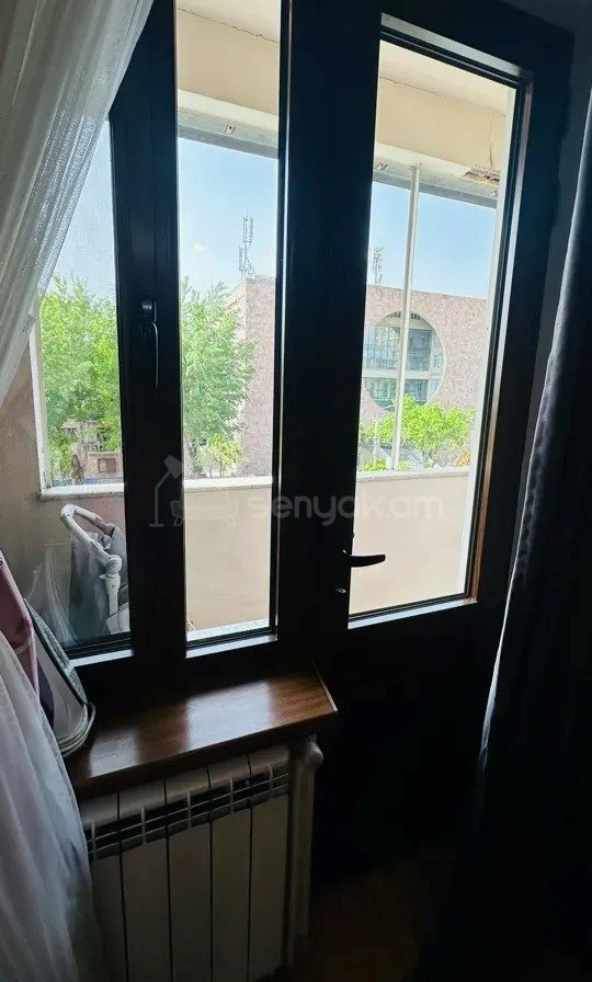 3 Սենյականոց Բնակարան Քարե Շենքում, 74քմ, 4/5 հարկ, Նորմալ Վիճակում