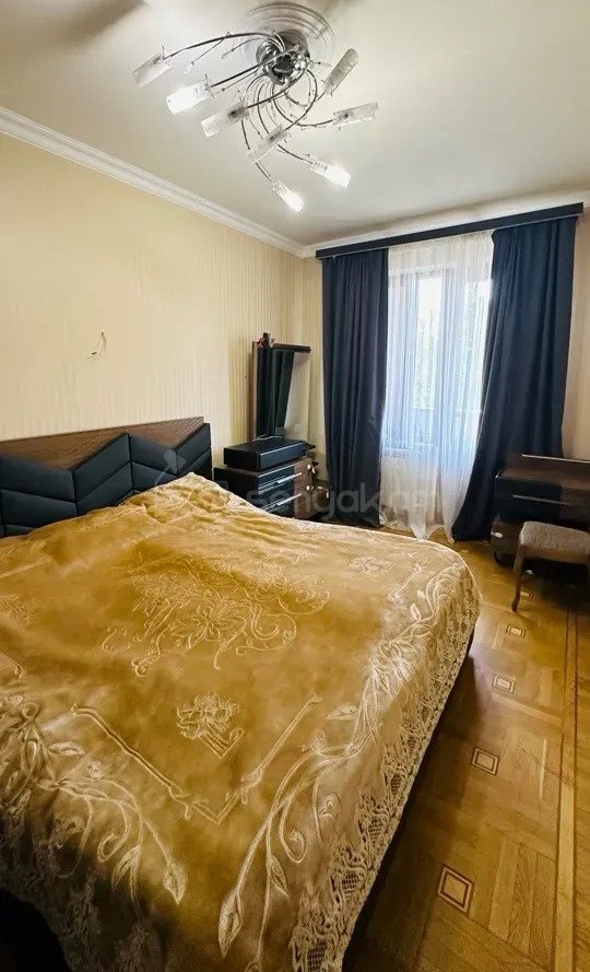3 Սենյականոց Բնակարան Քարե Շենքում, 74քմ, 4/5 հարկ, Նորմալ Վիճակում