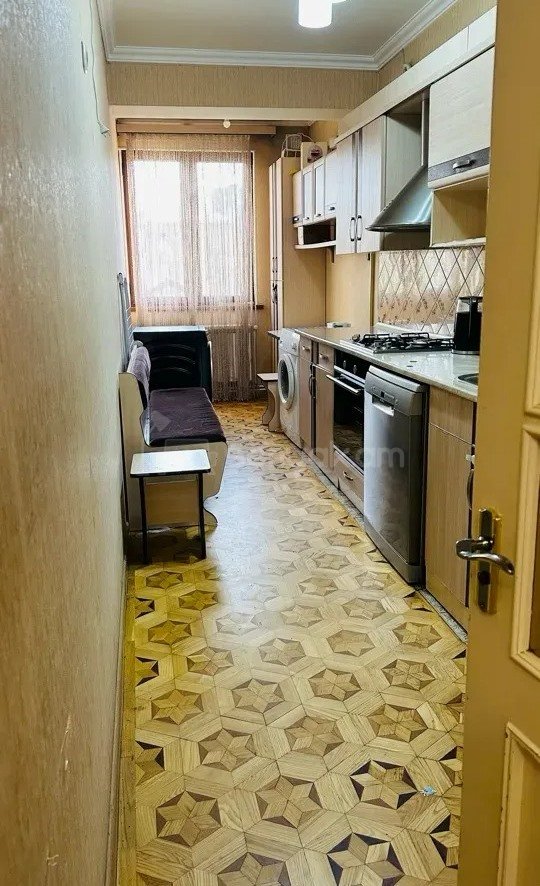 3 Սենյականոց Բնակարան Քարե Շենքում, 74քմ, 4/5 հարկ, Նորմալ Վիճակում
