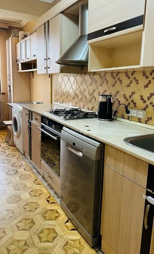 3 Սենյականոց Բնակարան Քարե Շենքում, 74քմ, 4/5 հարկ, Նորմալ Վիճակում