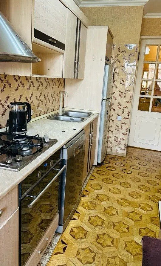 3 Սենյականոց Բնակարան Քարե Շենքում, 74քմ, 4/5 հարկ, Նորմալ Վիճակում