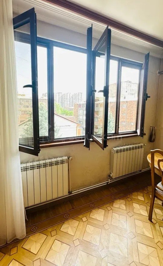 3 Սենյականոց Բնակարան Քարե Շենքում, 74քմ, 4/5 հարկ, Նորմալ Վիճակում