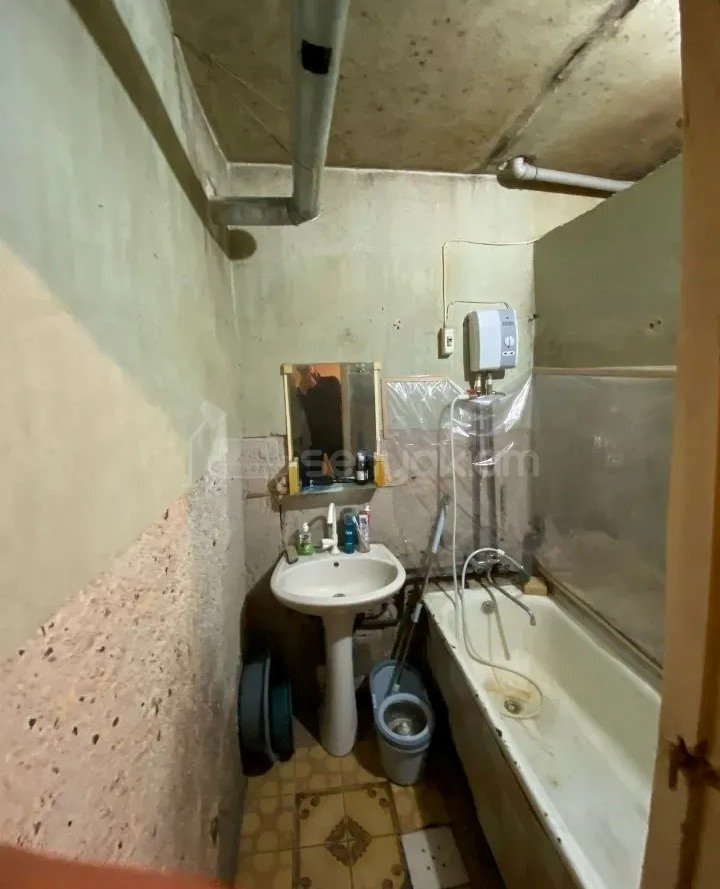 3 Սենյականոց Բնակարան Քարե Շենքում, 82քմ, 2/5 հարկ, Պետական Վիճակում