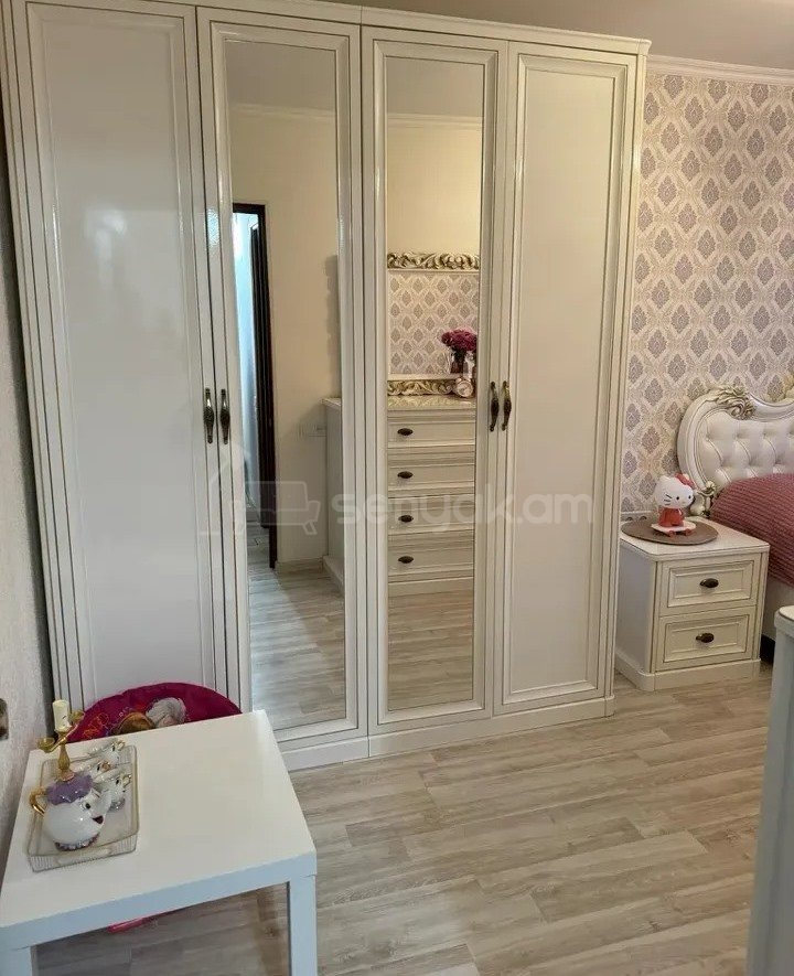 3 Սենյականոց Բնակարան Քարե Շենքում, 80քմ, 1/4 հարկ, Կապիտալ Վերանորոգված