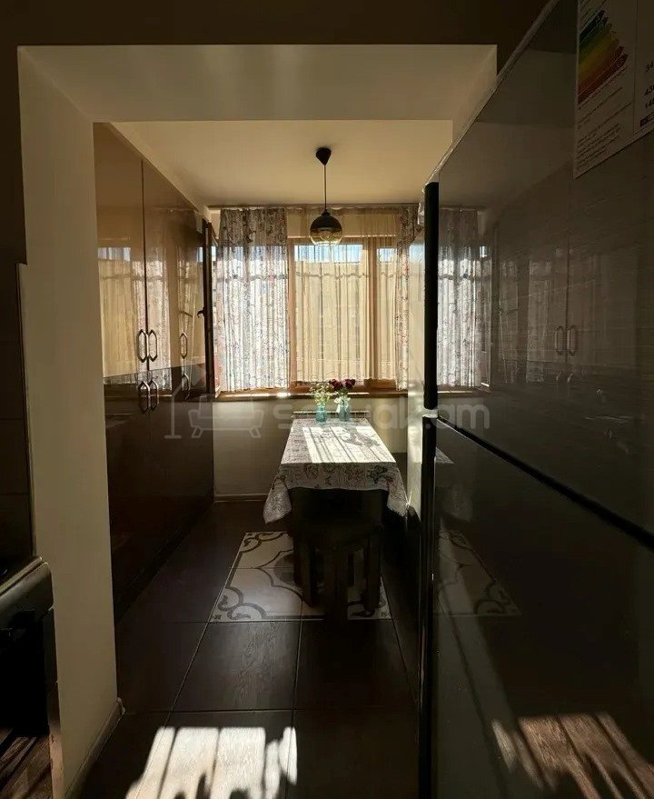 3 Սենյականոց Բնակարան Քարե Շենքում, 80քմ, 1/4 հարկ, Կապիտալ Վերանորոգված