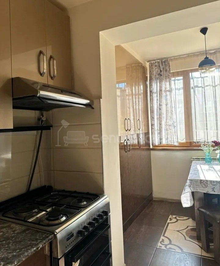 3 Սենյականոց Բնակարան Քարե Շենքում, 80քմ, 1/4 հարկ, Կապիտալ Վերանորոգված