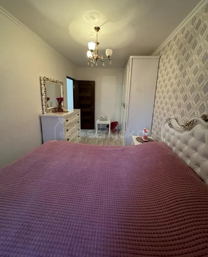 3 Սենյականոց Բնակարան Քարե Շենքում, 80քմ, 1/4 հարկ, Կապիտալ Վերանորոգված