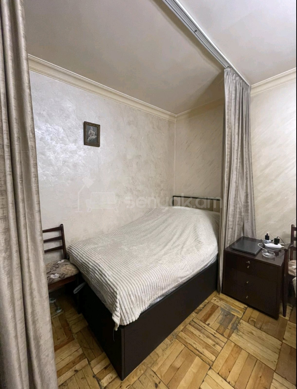 1 Սենյականոց Բնակարան Քարե Շենքում, 44քմ, 2/5 հարկ, Նորմալ Վիճակում, Կահավորված