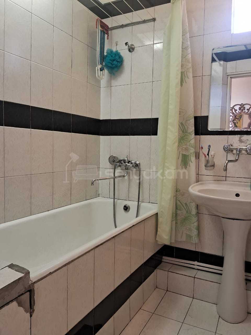4 Սենյականոց Բնակարան Քարե Շենքում, 136քմ, 1/3 հարկ, Նորմալ Վիճակում