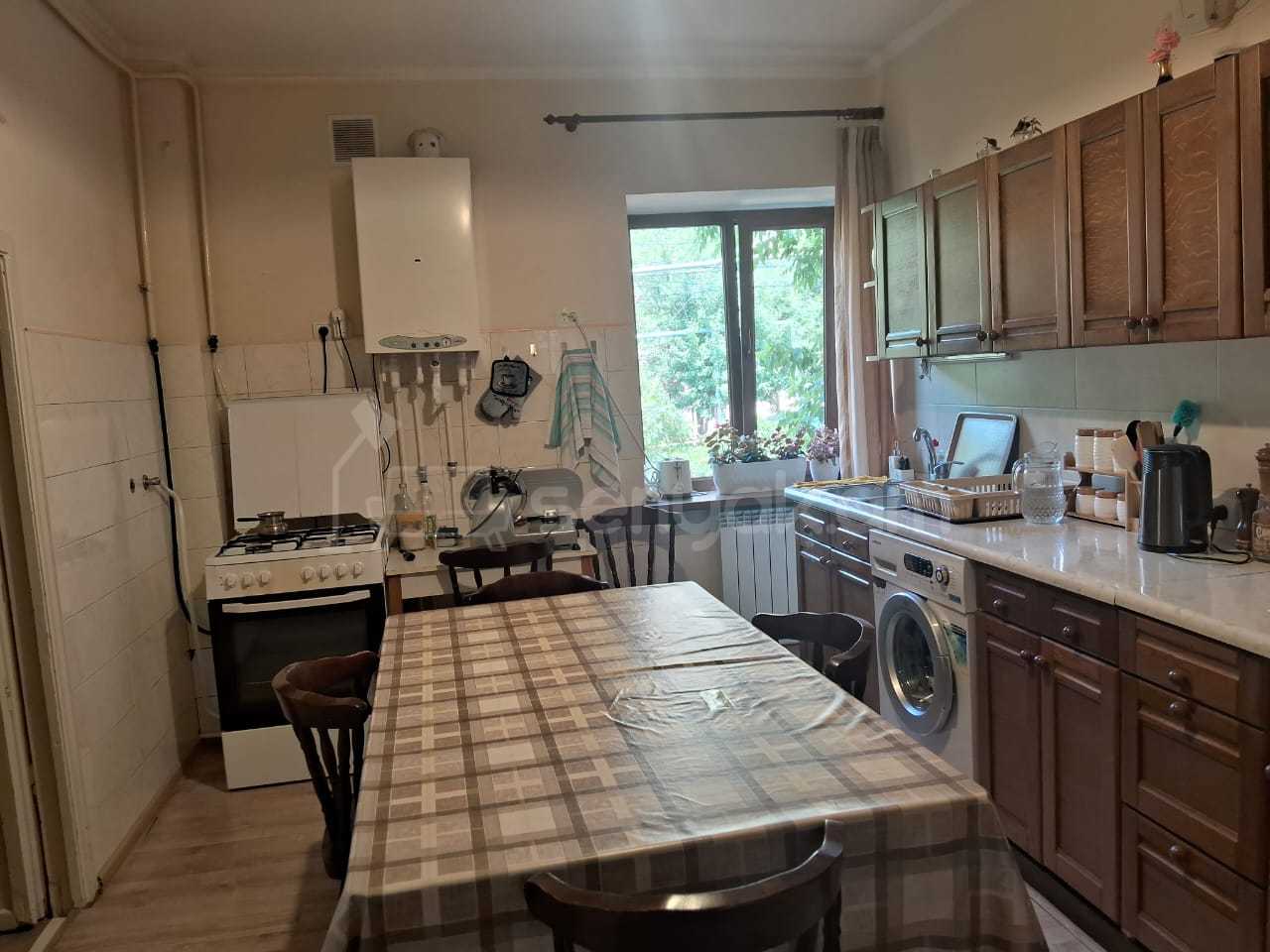 4 Սենյականոց Բնակարան Քարե Շենքում, 136քմ, 1/3 հարկ, Նորմալ Վիճակում