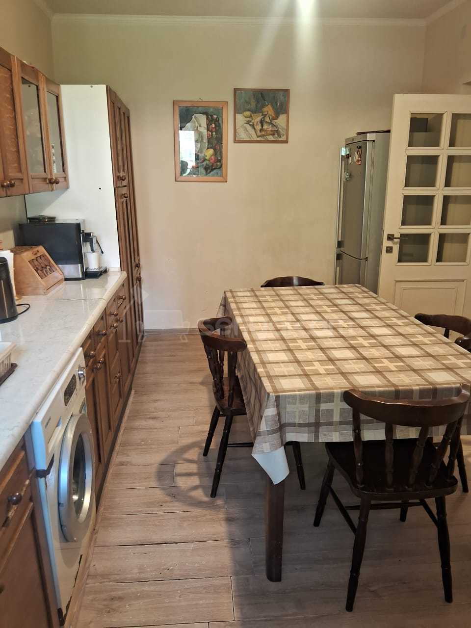 4 Սենյականոց Բնակարան Քարե Շենքում, 136քմ, 1/3 հարկ, Նորմալ Վիճակում