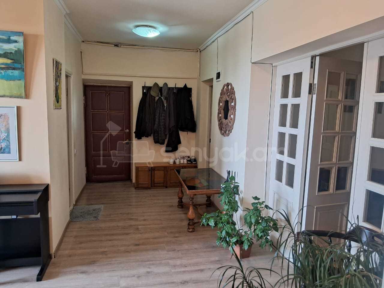 4 Սենյականոց Բնակարան Քարե Շենքում, 136քմ, 1/3 հարկ, Նորմալ Վիճակում