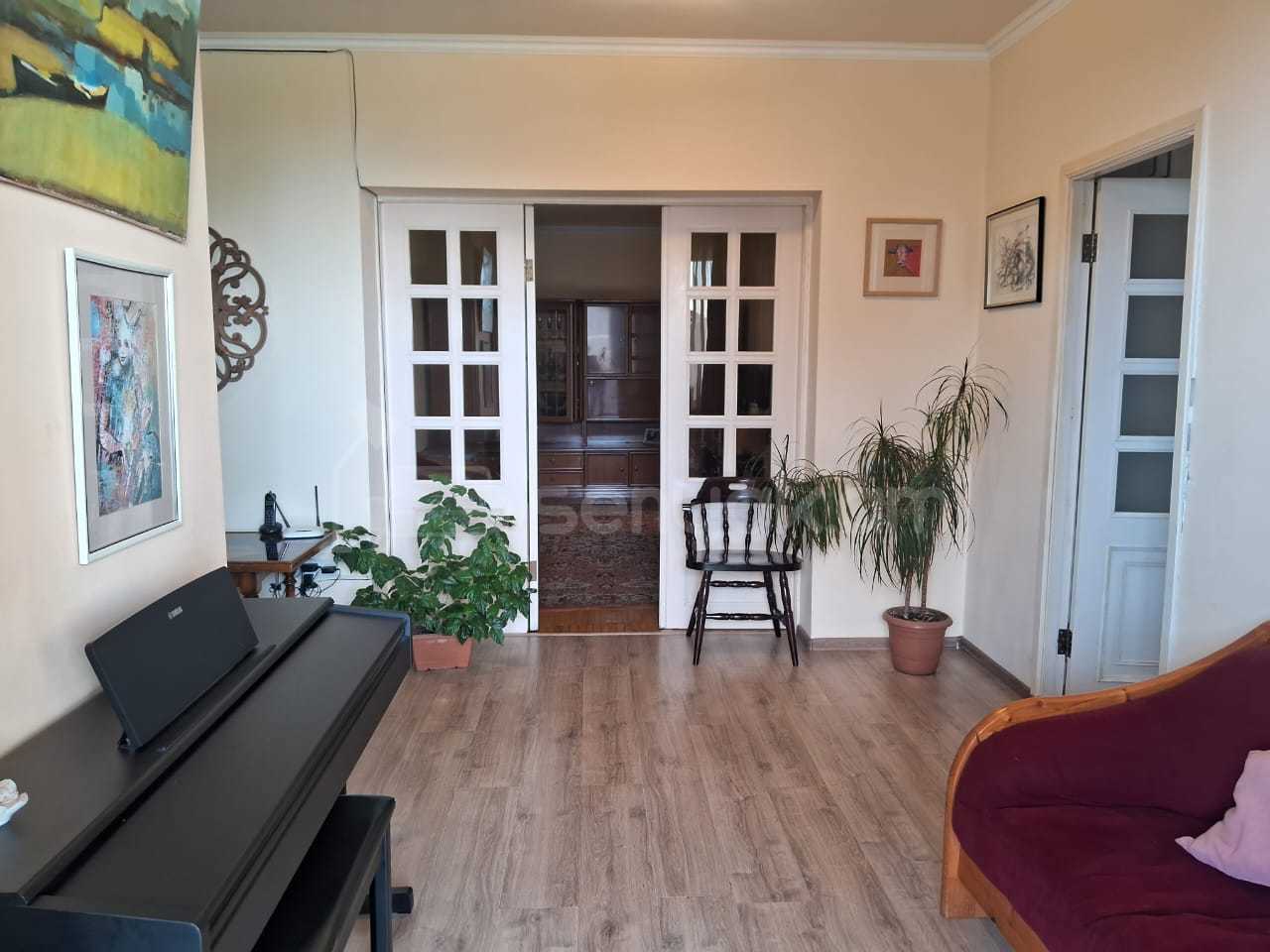4 Սենյականոց Բնակարան Քարե Շենքում, 136քմ, 1/3 հարկ, Նորմալ Վիճակում