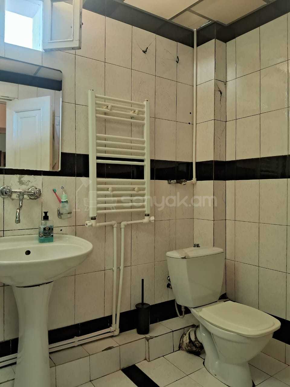 4 Սենյականոց Բնակարան Քարե Շենքում, 136քմ, 1/3 հարկ, Նորմալ Վիճակում