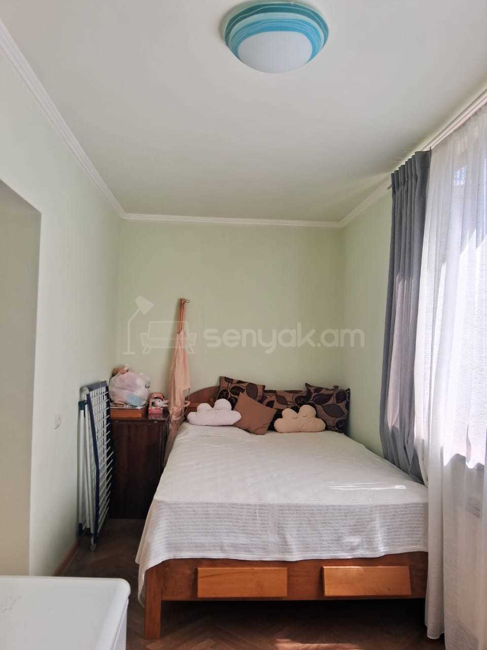 4 Սենյականոց Բնակարան Քարե Շենքում, 136քմ, 1/3 հարկ, Նորմալ Վիճակում