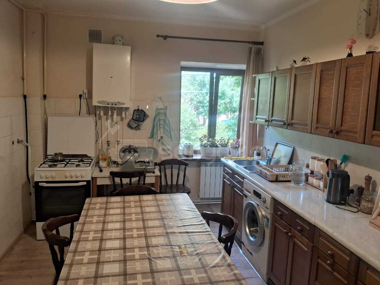 4 Սենյականոց Բնակարան Քարե Շենքում, 136քմ, 1/3 հարկ, Նորմալ Վիճակում