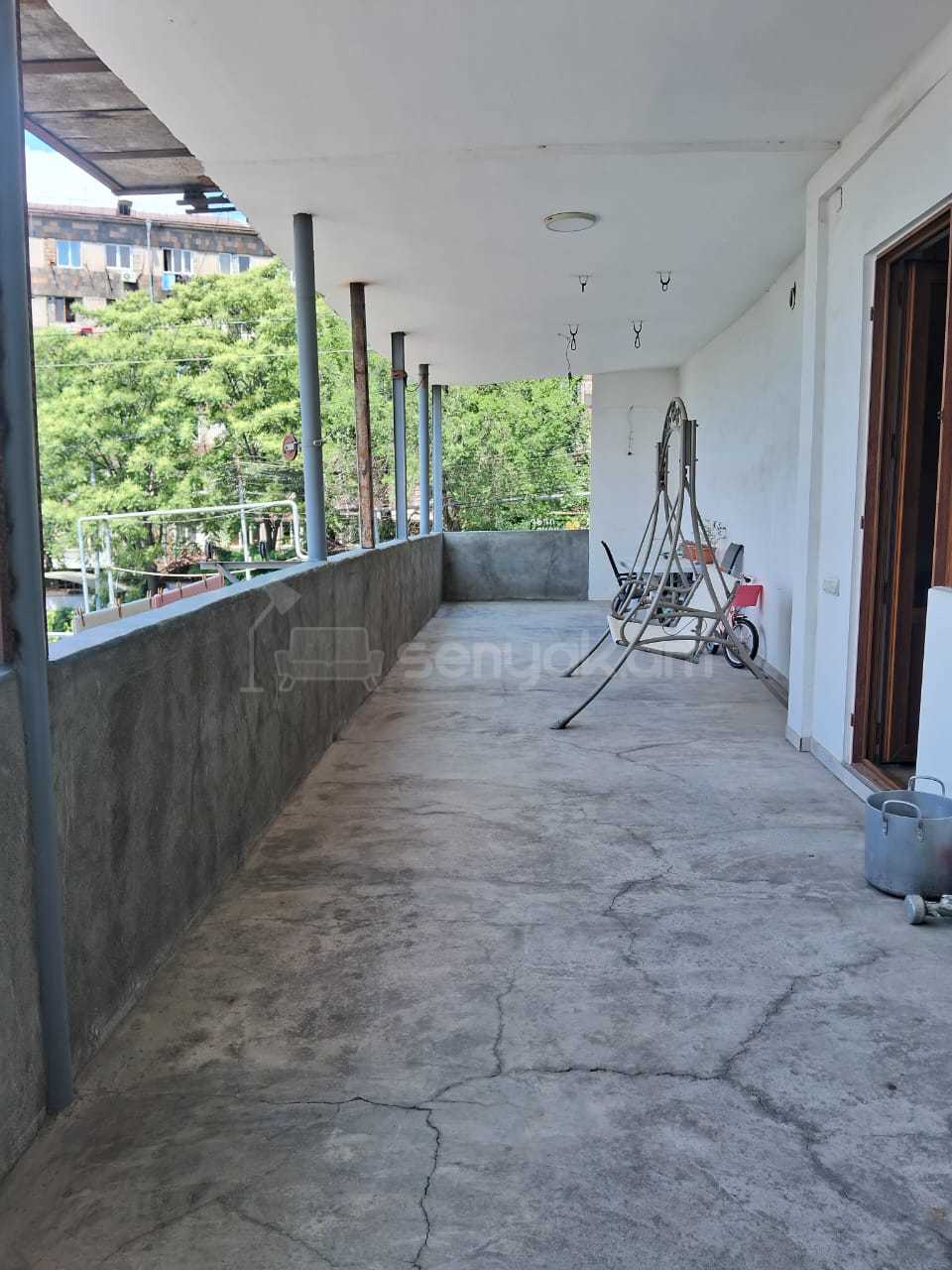 4 Սենյականոց Բնակարան Քարե Շենքում, 136քմ, 1/3 հարկ, Նորմալ Վիճակում