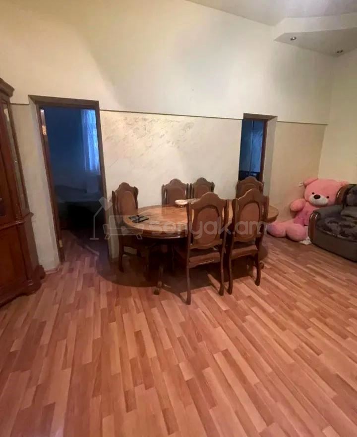 3 Սենյականոց Բնակարան Քարե Շենքում, 67քմ, 3/3 հարկ, Կապիտալ Վերանորոգված