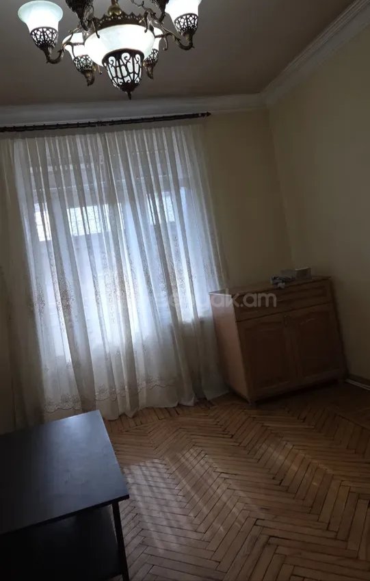 3 Սենյականոց Բնակարան Քարե Շենքում, 73քմ, 3/5 հարկ, Նորմալ Վիճակում, Կահավորված