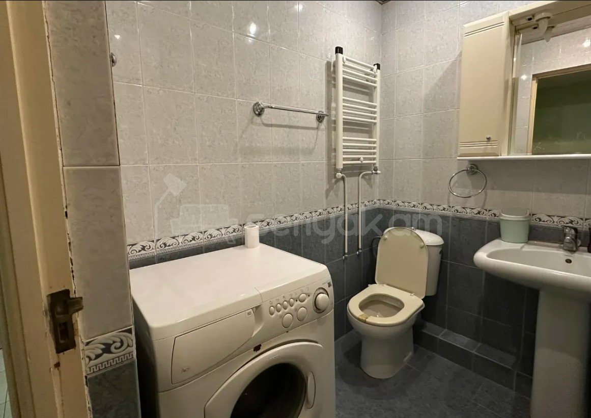 3 Սենյականոց Բնակարան Քարե Շենքում, 65քմ, 5/5 հարկ, Կապիտալ Վերանորոգված, Կահավորված